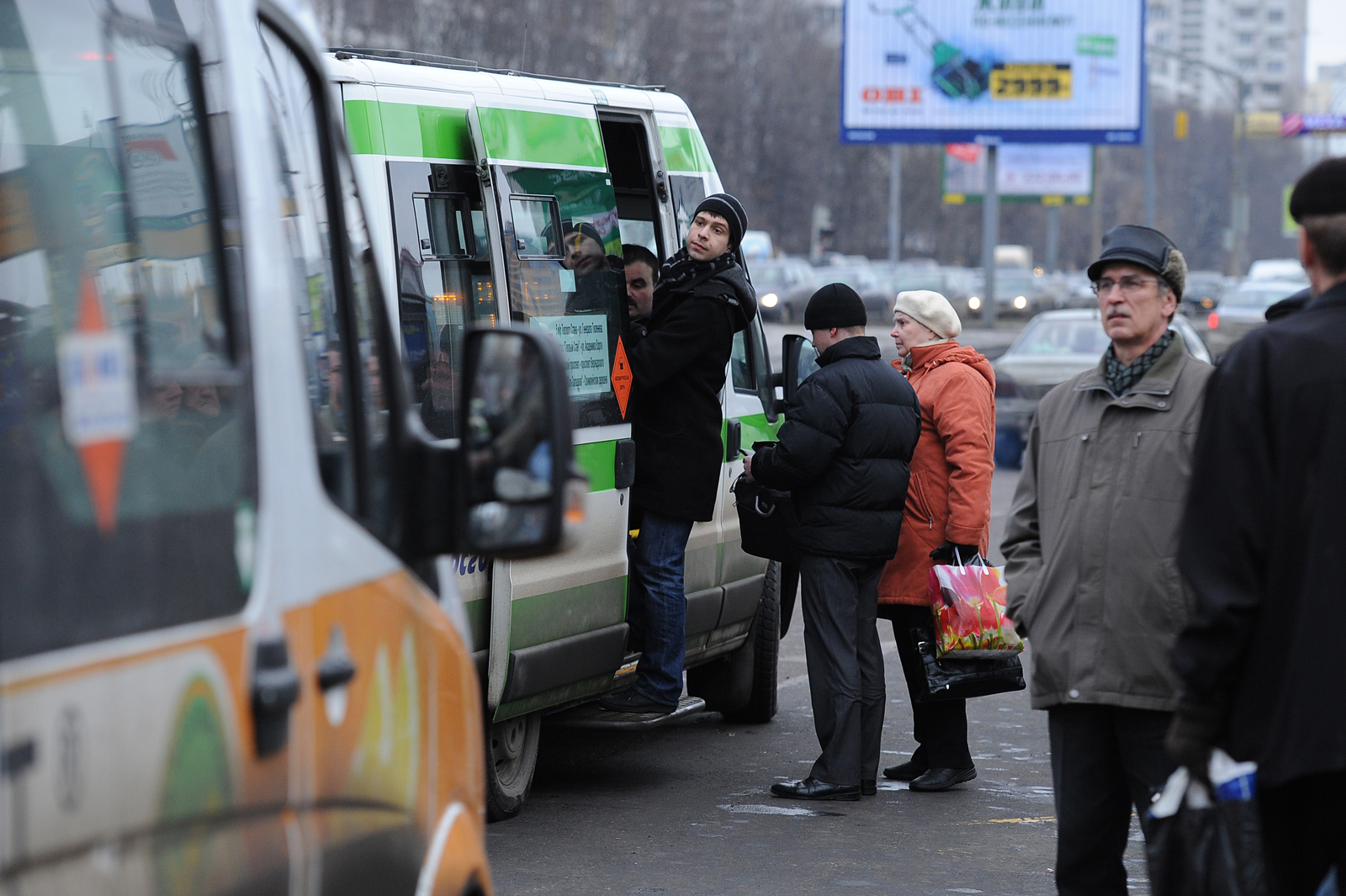 Высади пассажиров. Пересаживаемся на общественный транспорт. Пассажиры на остановке. Пересаживаться на остановке. Посадка в автобус.