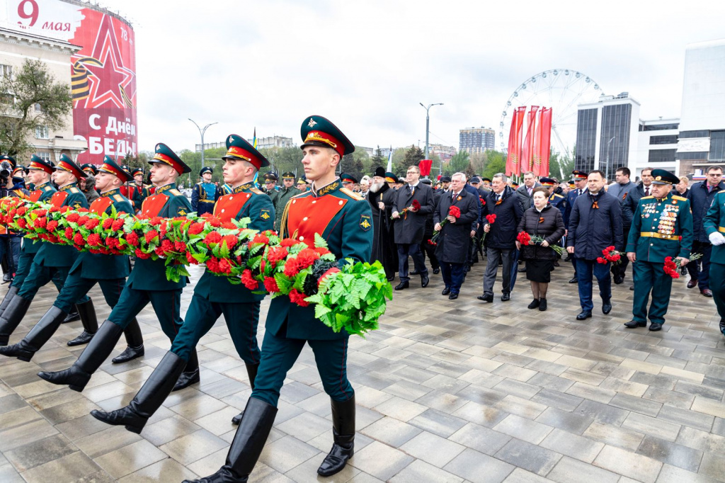 Возложение гирлянды славы