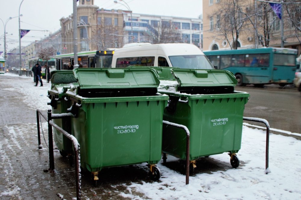 Новые мусорки. Мусорный бак 380х380х750. Мусорный контейнер gh173w. Городские мусорные баки в Ростове на Дону.