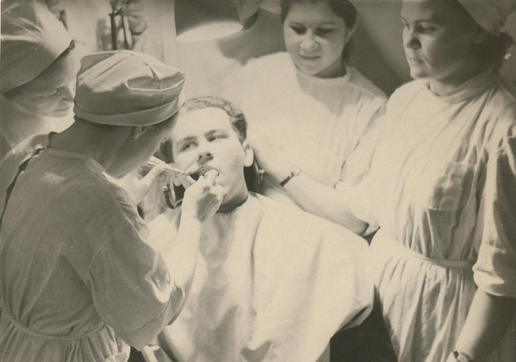 Стоматологи 50-е годы.jpg