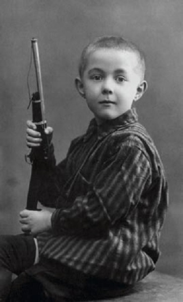 25 марта 1925 г. Саня с ружьем.jpg